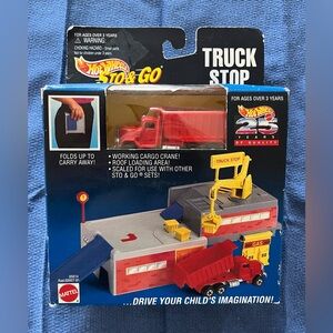 Hot Wheels Truck Stop Sto and Go Play Set - Brand New